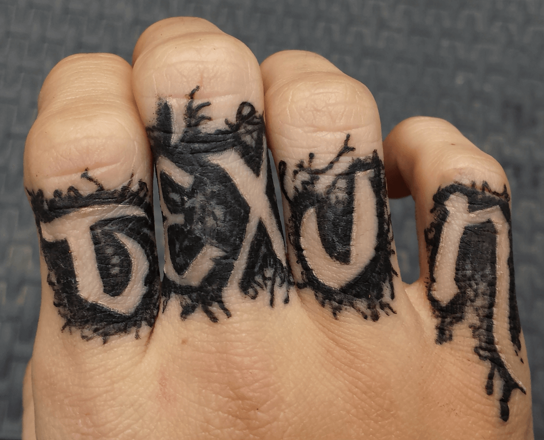 Téxun Lettering Fingers Tattoo